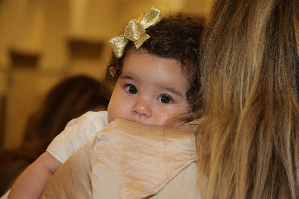Clara, aos 4 meses em seu batizado.