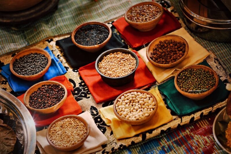 tigelas de cerâmica com grãos, cereais e leguminosas em uma mesa