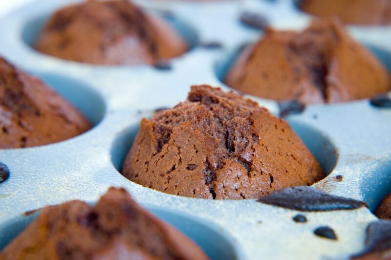 muffins de chocolate macios na assadeira