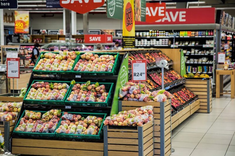 imagem de supermercado com frutas e itens de comida